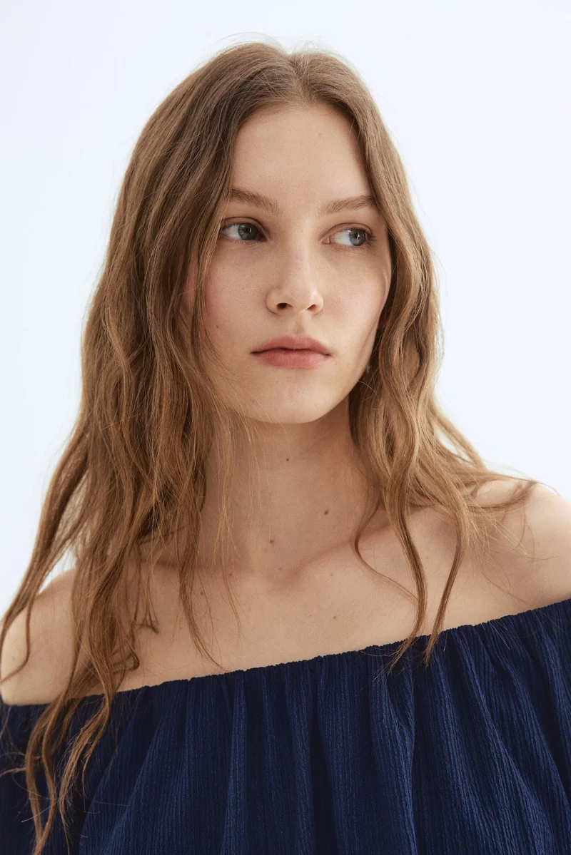 اتش اند ام بلوزة قصيرة مكشوفة الأكتاف